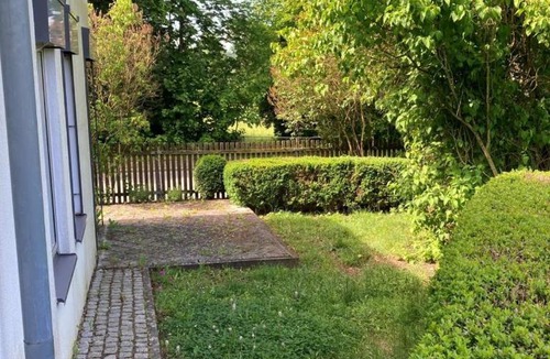 Kreßberg House | Kubisches freistehendes Ferienhaus mit Blick auf einen Weiher