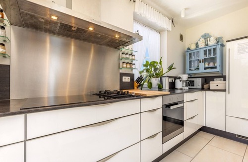 Dranske House | "Küstenperle" Vacation Home in Dranske – enjoy a dream vacation with a breathtaking view of the Bodden and the Baltic Sea. Child-friendly amenities, as well as a wellness area with a sauna and hot tub.