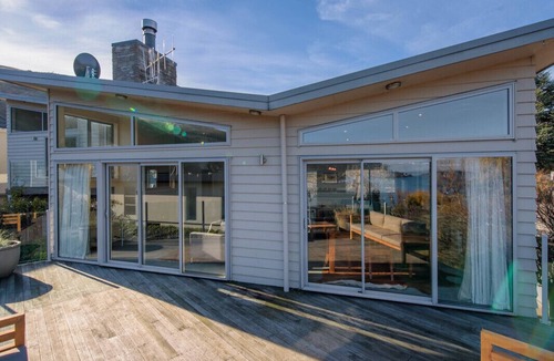 Frankton Cottage | Lake Views on Yewlett - Queenstown Holiday Home