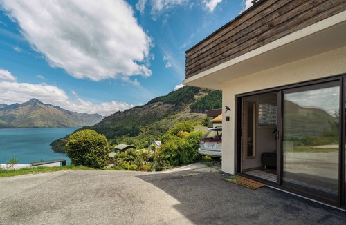 Sunshine Bay Apartment | Lake Wakatipu & Mountain Views, Close To Downtown