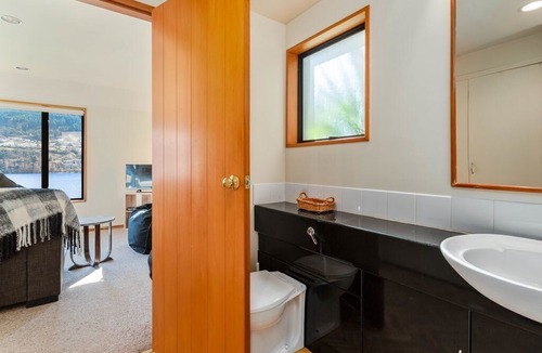Kelvin Heights House | Lakefront Cottage - Queenstown Holiday Unit