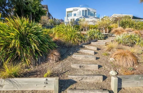 Kelvin Heights House | Lakeside Escape | Lake and mountain views