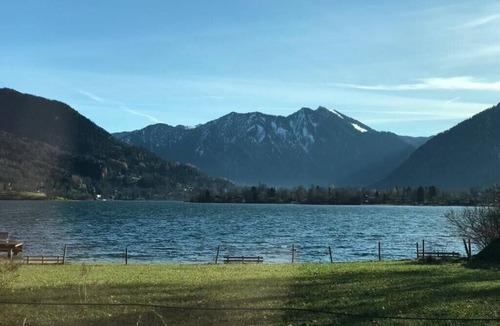 Abwinkl House | Lakeside Villa with Guest House at the northern edge of the Bavarian Alps.n