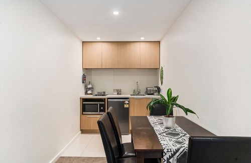 Frankton House | Lakeview Retreat - Queenstown Holiday Home