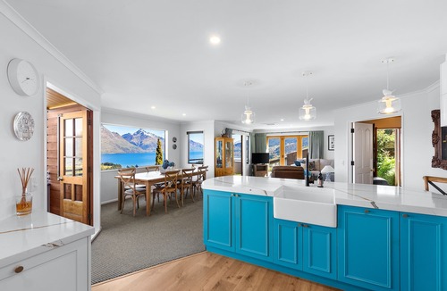 Queenstown House | LAKEVIEWS FROM SPA - PANORAMIC VIEWS, CLOSE TO TOWN, 3X ENSUITES, SKI-FIELDS