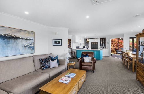 Queenstown House | LAKEVIEWS FROM SPA - PANORAMIC VIEWS, CLOSE TO TOWN, 3X ENSUITES, SKI-FIELDS