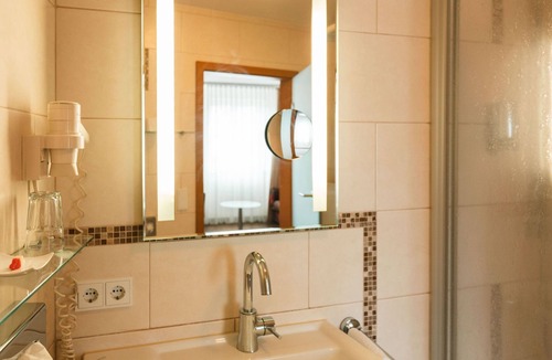 Wiesenbronn Hotel | Landhotel & Weingasthof Schwarzer Adler