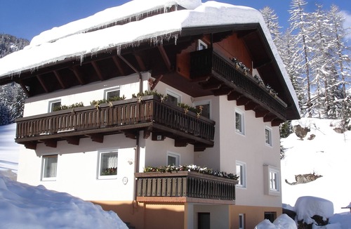 Sankt Jakob in Defereggen Apartment | Large apartment for family and friends with a mountain panorama, free WiFi