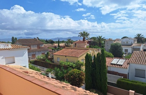 Sant Pere Pescador House | Large vacation home right on the beach with pool and garden