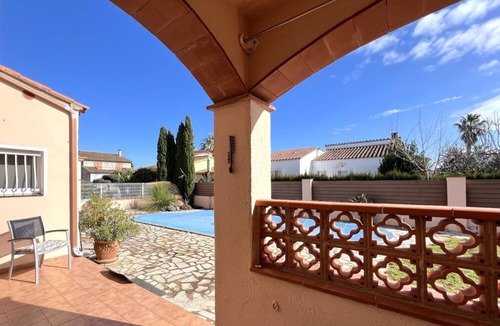 Sant Pere Pescador House | Large vacation home right on the beach with pool and garden