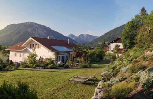 Muhlwinkl Apartment | Lavender vacation apartment, 3 bedrooms and west-facing terrace with mountain views