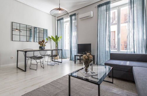 Cortes Apartment | laza de Cibeles-Lovely apartment in Madrid City Center