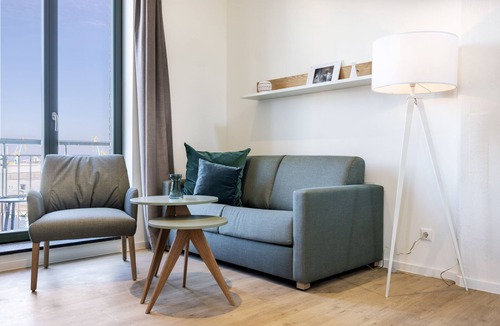 Wismar Apartment | Lichtdurchflutetes Hafenapartment mit Panoramaausblick, Dachterrasse und Balkon