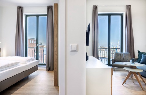 Wismar Apartment | Lichtdurchflutetes Hafenapartment mit Panoramaausblick, Dachterrasse und Balkon