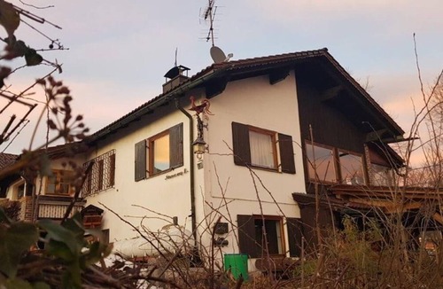 Neuschoenau Apartment | Liebevoll Eingerichtetes Ferienhaus für bis zu Fünf Personen mit Terrasse