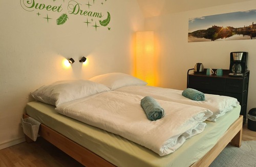 Waldbuttelbrunn Bed & Breakfast | Light-flooded guest room - Käppele