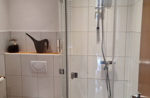 Waldbuttelbrunn Bed & Breakfast | Light-flooded guest room - Käppele