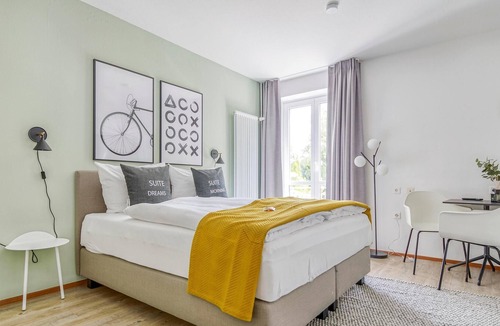 Munchen District Apartment | limehome Garching | Suite S + balcony