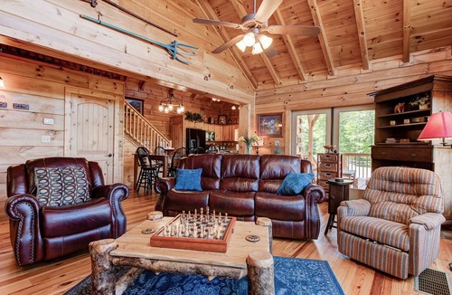 Black Mountain Cabin | LOG HOME WITH AMAZING VIEWS OF MT. MITCHELL/FIREPLACE/HOT TUB/PET FRIENDLY