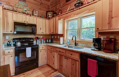 Black Mountain Cabin | LOG HOME WITH AMAZING VIEWS OF MT. MITCHELL/FIREPLACE/HOT TUB/PET FRIENDLY