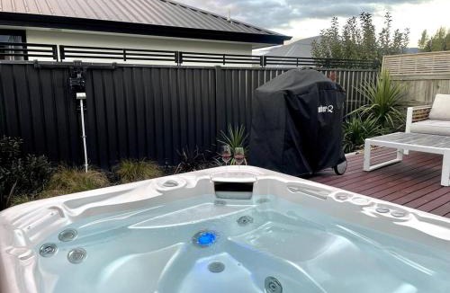 Lake Hayes Apartment | Luxurious 1BR Mountain Retreat with Spa Pool