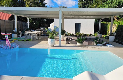 Obersendling Apartment | Luxurious Large Home + Pool + Garden + Koi Pond