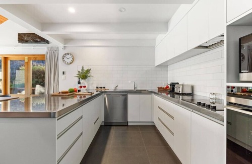 Sunshine Bay House | Luxury 4BR Home - Spa, Views & Pool Table