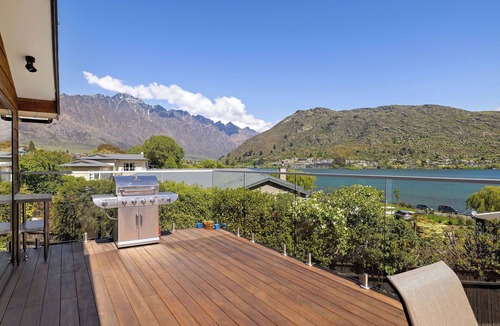 Frankton House | Luxury Away - The Lakeside - AC-Free Parking-BBQ