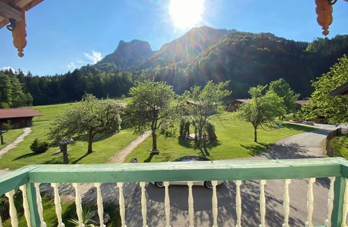 Ruhpolding Apartment | Luxury Chalet Rauschberg, 115sqm, 3 bedrooms, box-spring beds, terrace with Jacuzzi