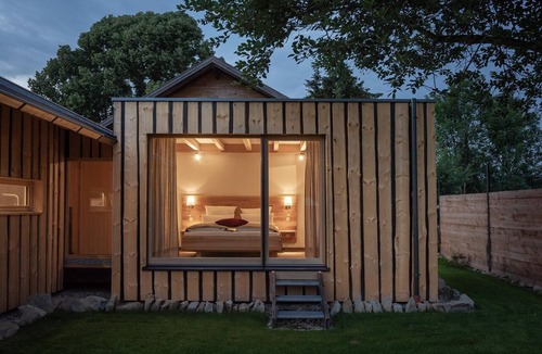 Regen Apartment | Luxury chalet with a sauna, hot tub, and fireplace