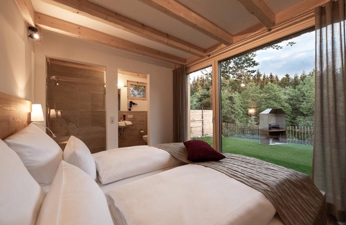 Regen Apartment | Luxury chalet with a sauna, hot tub, and fireplace