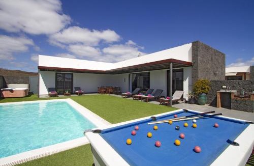 Los Mojones Villa | Luxury Los Mojones Villa Short Walk To Old Town Private Heated Pool