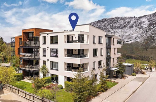 Arthur's Point Apartment | Luxury Penthouse with Mountain Views in Queenstown