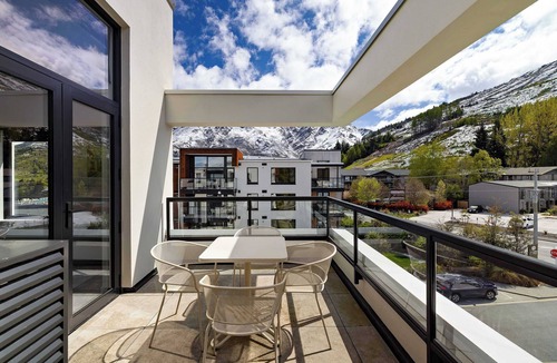 Arthur's Point Apartment | Luxury Penthouse with Mountain Views in Queenstown