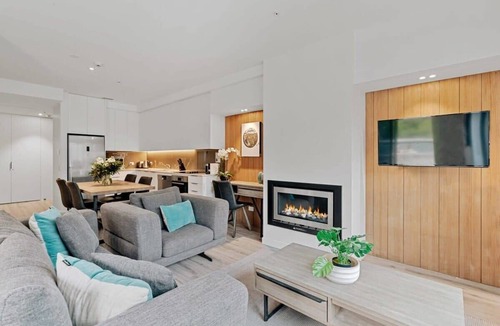 Arthur's Point Apartment | Luxury Penthouse with Mountain Views in Queenstown