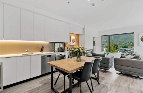 Arthur's Point Apartment | Luxury Penthouse with Mountain Views in Queenstown