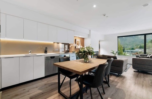 Arthur's Point Apartment | Luxury Queenstown Apartment with Mountain Views