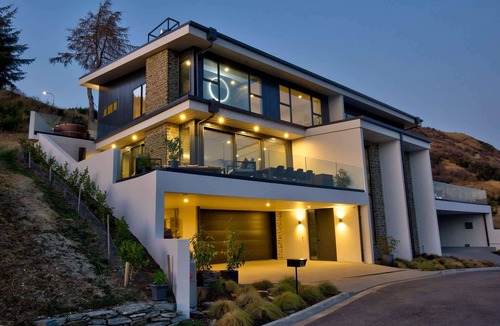 Frankton House | Luxury Villa | BBQ | Hot Tub | Free Parking | AC