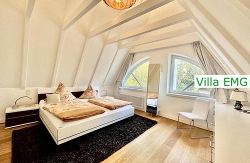 Emsdetten Villa | Luxus Ferienhaus Villa EMG Emsdetten nah Münster, Osnabrück, Rheine für Familien Gruppen bis 17 Personen, Pool, Whirlpool, Garten, Kamin, 6SZ