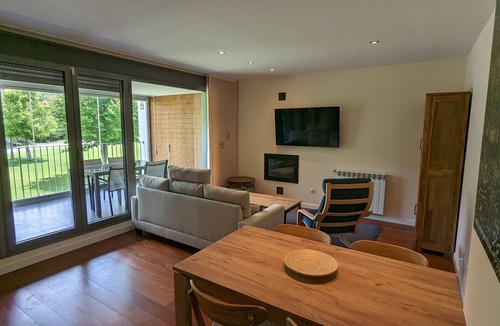 Abena Apartment | Magnífico Apartamento en Pirineos con Piscina y Cerca de Pistas de Esquí