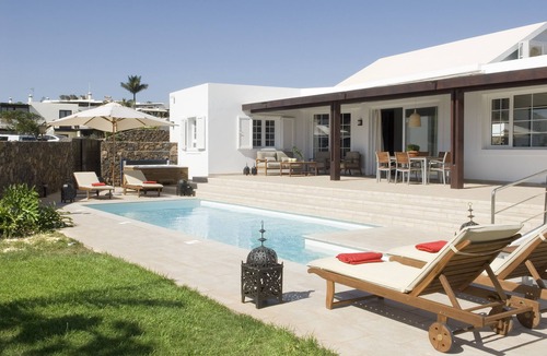 Los Mojones House | Magnificent and spacious Pearl Villa with heated pool, Wifi and AC