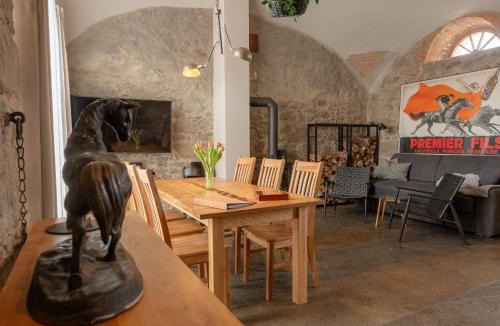 Buhlau Apartment | Maisonette-Wohnung mit Kamin im historischen Gewölbe