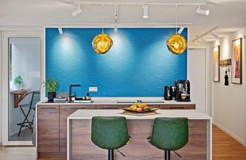 Moelln Apartment | MAISUITES Eisvogel - Zentrale Luxuswohnung mit direktem Seeblick I Bis 4 Personen I Premiumküche I Boxspringbett I Kaffeevollautomat I Parkplatz I Barrierearm & Aufzug