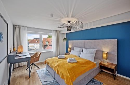 Moelln Apartment | MAISUITES Eisvogel - Zentrale Luxuswohnung mit direktem Seeblick I Bis 4 Personen I Premiumküche I Boxspringbett I Kaffeevollautomat I Parkplatz I Barrierearm & Aufzug
