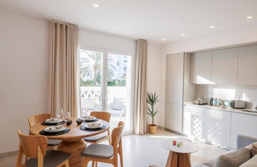 Puerto Banus Apartment | MARBELLA BANUS SUITES - Banús - Playa del Duque - Luxury Beachfront Complex - 2BR - 2BA - Direct Beach Access - Just 3 Min Walk to Puerto Banús Marina - Outdoor Terrace - 35,000 m2 Tropical Gardens - 3 Pools - 2 Onsite Restaurants - Ideal for Families