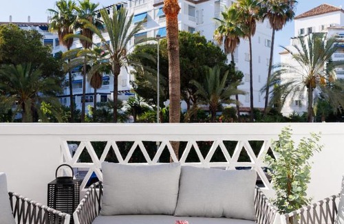 Puerto Banus Apartment | MARBELLA BANUS SUITES - Banús - Playa del Duque - Luxury Beachfront Complex - 2BR - 2BA - Direct Beach Access - Just 3 Min Walk to Puerto Banús Marina - Outdoor Terrace - 35,000 m2 Tropical Gardens - 3 Pools - 2 Onsite Restaurants - Ideal for Families