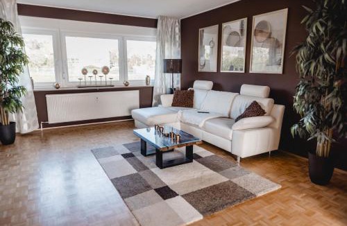 Bayreuth Apartment | ME Homes - große moderne Designer-Wohnung für Urlaub und Business - mit Küche, Büro, Balkon und 2 Parkplätzen