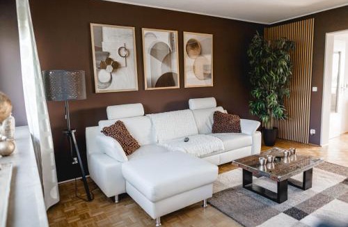 Bayreuth Apartment | ME Homes - große moderne Designer-Wohnung für Urlaub und Business - mit Küche, Büro, Balkon und 2 Parkplätzen