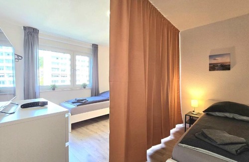 Hagen-Hohenlimburg Apartment | Modern 3-Room Apartment with Balcony & Free Parking & Free Wi-Fi in Hagen - HA03