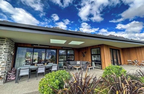 Kawarau Falls House | Modern 4 Bed 4 Bath home with spa and outdoor fireplace